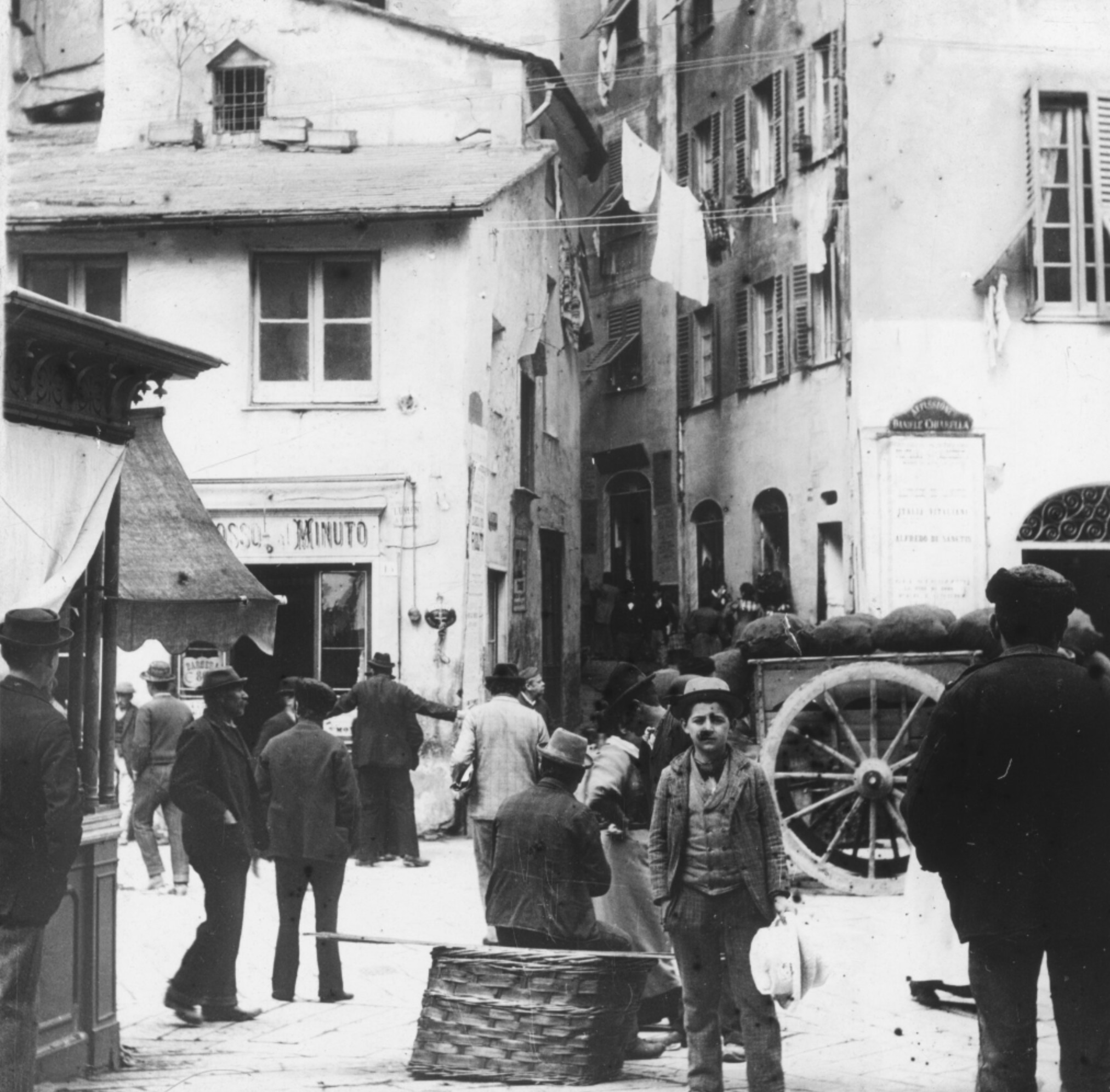 Menschen in einer Straße in Italien.